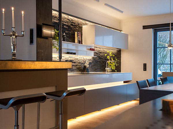 Küchenbeleuchtung in einer modernen Küche