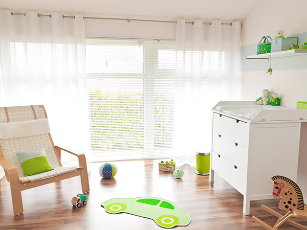 Kinderzimmer mit raumhohem Fenster