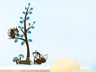Wandtattoo Zweifarbiger Baum mit Waldtieren