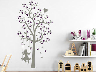 Wandtattoo Baum mit Mädchen und Herzen