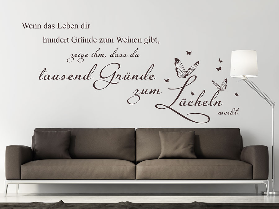 dekorativer Spruch Gründe zum Laecheln mit Schmetterlingen.