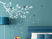 Wandtattoo Ast mit Blättern und Vögeln im Schlafzimmer