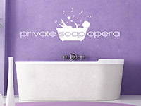 Wandtattoo Spruch Soap Opera in weiß über der Badewanne