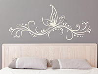 Wandtattoo Ornament mit Schmetterling im Schlafzimmer