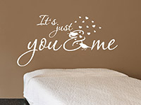 Wandtattoo Spruch You and me in beige über dem Bett