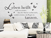 Wandtattoo Spruch Leben heißt nicht zu warten... auf heller Wand