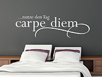 Carpe Diem Wandtattoo auf dunkler Wand