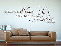 motivierendes Gib jeden Tag die Chance Wandtattoo über dem Sofa