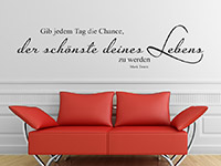 elegant geschwungenes Wandtattoo Zitat über der Couch