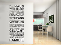 In diesem Haus wird gelebt - Wandtattoo zwischen Wohnzimmer und Esszimmer