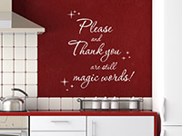 Englisches Wandtattoo Magic words in weiß auf roter Wand
