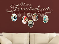 Unsere Traumhochzeit Wandtattoo auf dunkelroter Wand