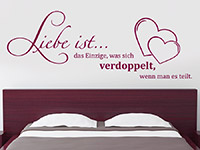 Liebesspruch Wandtattoo Liebe ist das Einzige... in Farbe auf heller Wand