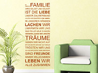 Wandtattoo Spruch In dieser Familie in Farbe neben dem Sessel