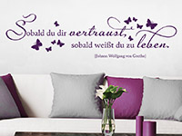 Goethe Zitat Wandtattoo Sobald du dir vertraust...  auf heller Wand