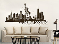 Skyline Wandtattoo New York mit Freiheitsstatue im Wohnzimmer