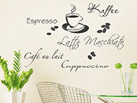 Kaffee Wandtattoo Kaffeesorten mit Tasse auf heller Wand