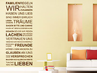 Wandtattoo Familienregeln Spruch im Wohnzimmer