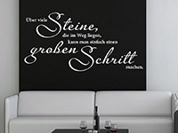 Über viele Steine ... Wandtattoo Spruch im Wohnzimmer