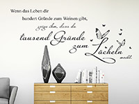 verschnoerkelter Wandtattoo Spruch im Wohnzimmer