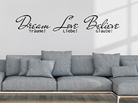 Inspirierendes Dream Love Believe Wandtattoo im Wohnzimmer