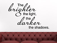 The brighter the light Wandtattoo Spruch im Wohnzimmer