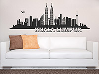 Skyline Wandtattoo Kuala Lumpur auf heller Wandfläche im Wohnbereich