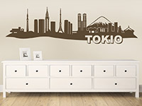 Skyline Wandtattoo Tokio im Flur über einer Kommode