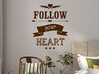 Englischer Wandtattoo SpruchFollow your heart in braun im Schlafzimmer