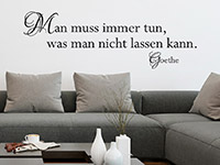 Goethe Zitat Wandtattoo Man muss immer tun über der Couch