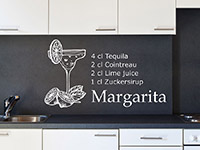 dekoratives Margarita Cocktail Wandtattoo auf dunklem Hintergrund