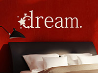 Dream Wandtattoo im Schlafzimmer in beige auf roter Wand