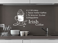 dekoratives Irish Coffe Wandtattoo auf dunklem Hintergrund
