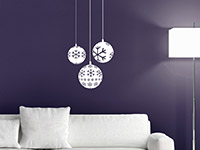Wandtattoo Weihnachtskugeln mit Schneeflocken im Wohnzimmer in weiß