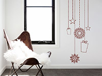 Wandtattoo Weihnachtliche Schmuckbänder im Flur auf brauner Wand