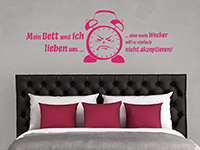 Lustiges Wandtattoo Wecker in pink über dem Bett