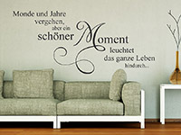 schöner Moment Wandtattoo Spruch über der Couch