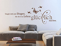 verspielter Wandtattoo glücklichen machen Spruch über der Couch