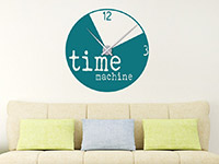 Wandtattoo Uhr Time Machine in Farbe über der Couch