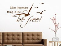 Wandtattoo To be free Spruch im Wohnzimmer in braun