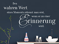 Spruch Wandtattoo Den wahren Wert eines Moments in weiß