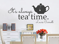 Englisches Wandtattoo Always tea time auf heller Wand im Esszimmer