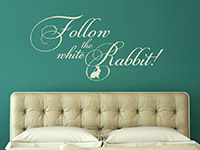 Englischer Wandtattoo Spruch Follow the white rabbit über dem Bett