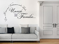 Familienspruch Wandtattoo Uhr Unsere Familie auf heller Wand