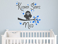 Wandtattoo Kleiner Spatz mit Wunschname im Kinderzimmer