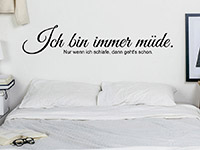 Lustiges Wandtattoo Ich bin immer müde über dem Bett