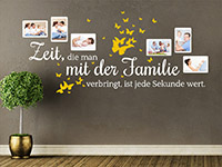 Fotorahmen Wandtattoo Zeit für die Familie auf dunkler Wand