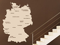 Deutschland Wandtattoo mit Bundesländern auf dunklem Hintergrund im Treppenhaus