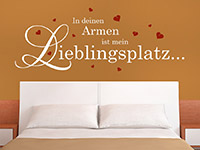 Zweifarbiges Wandtattoo In deinen Armen... mit roten Herzen über dem Bett