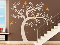 Baum Wandtattóo mit Vögeln auf dunkler Wandfläche